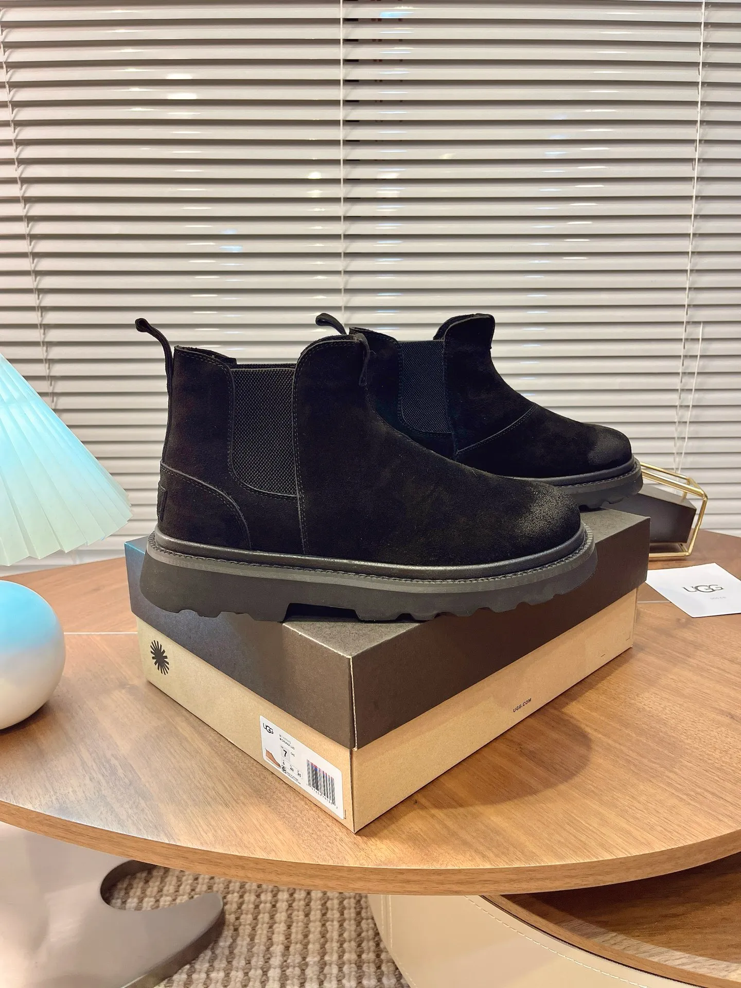 【UGG】 P: 600💰 Size: 40 to 44 (45 custom-made) 2025 new style 𝑼𝑮𝑮•Men's ◾️. Winter snow boots and fur shoes. The matching coefficient is also 100%. 💥Good-looking✨Fully fashionable and stylish when worn. 📈 Lager casual boots, lace-up style. The heels are decorated with hot embossed brand logos. Item No.: 1171113 Upper: high-quality cow suede Lining: sheepskin imported from Australia 🐑The inner lining is made of Australian lamb wool Outsole: EVA non-slip outsole. 45